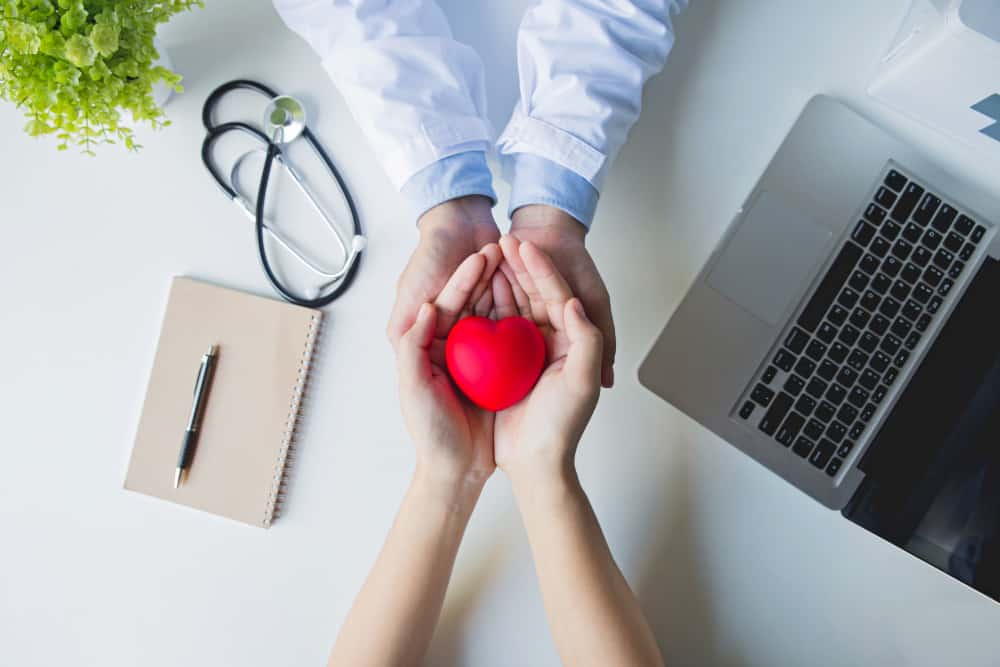 Profesionales de la salud brindando atencion medica