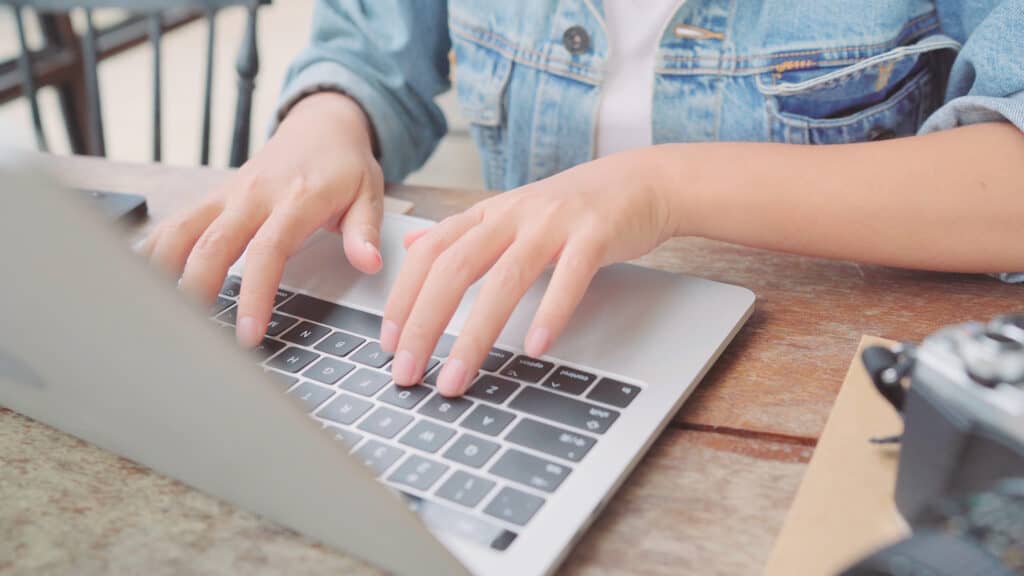 Mujer haciendo marketing medico a un sitio web